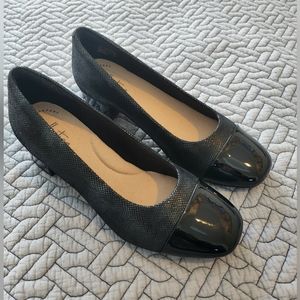 Clarks Chartli Diva Pump 7.5M Black Patent Toe Cap on Textured Leather NWT